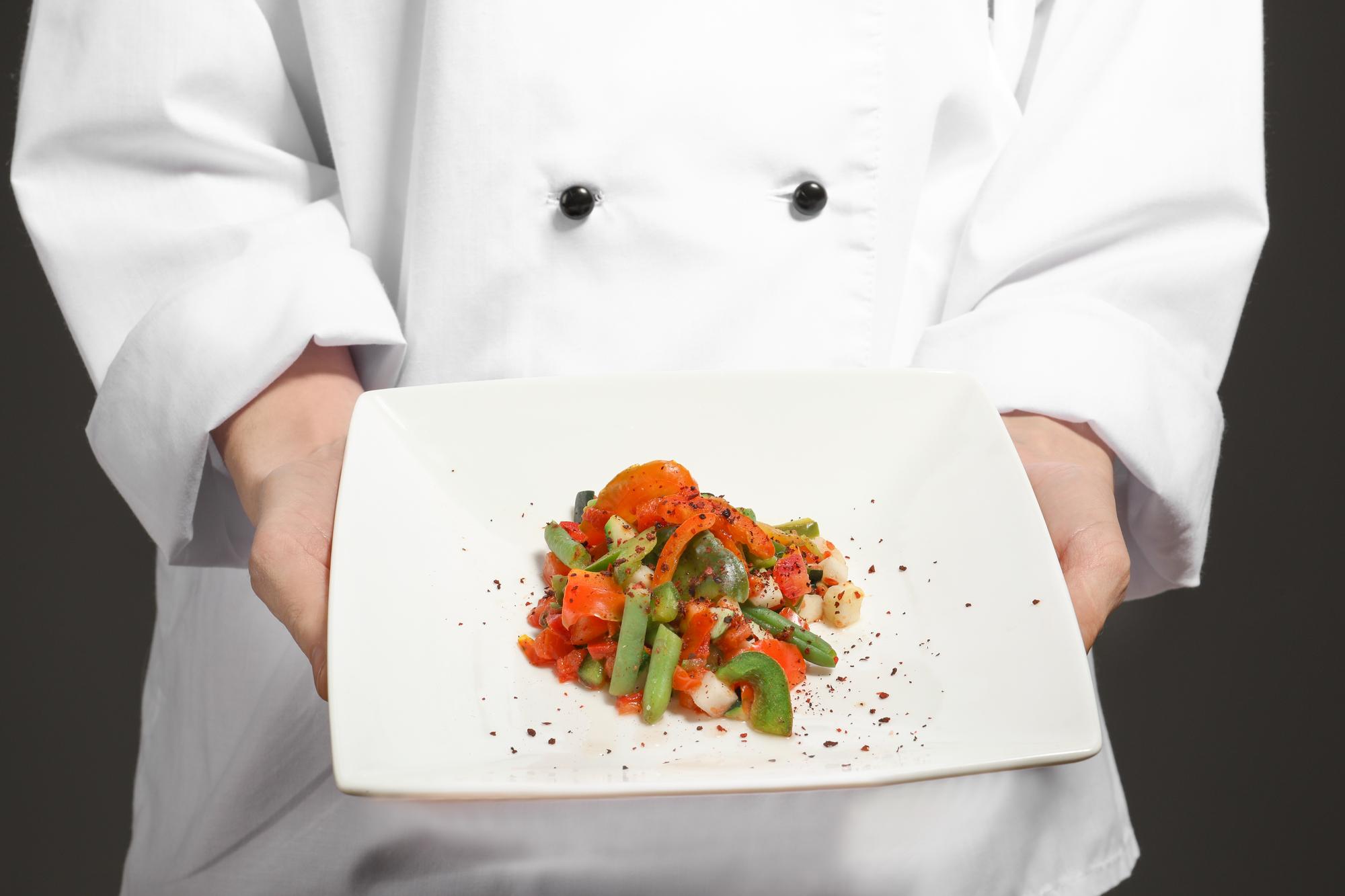 Chef elegante che prepara un piatto gourmet